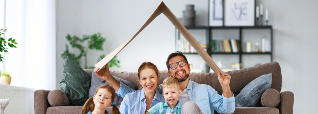 Gezin in woonkamer onder kartonnen dak